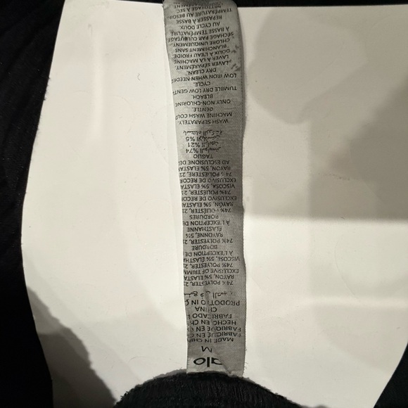 ALO Yoga Black Ribbed Texture - Picture 10 of 10